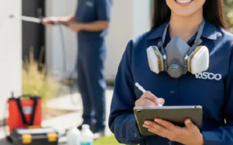 Técnico especialista en control de plagas realizando inspección con tablet