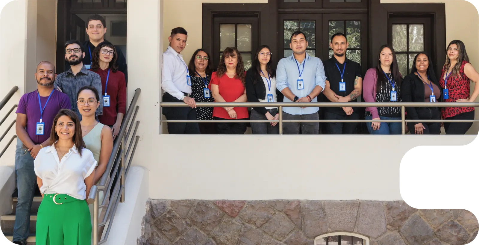 Integrantes del equipo de Vasco reunidos en una escalera y un balcón interior