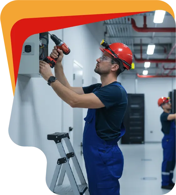 Técnico revisando un tablero de control en una instalación industrial