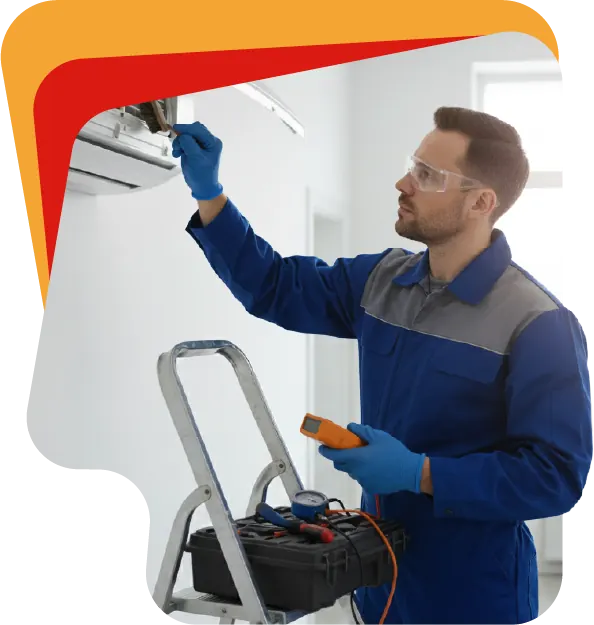 Técnico realizando mantenimiento de una unidad de aire acondicionado